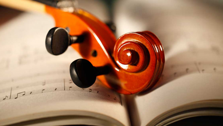 particolare del violino con spartito
