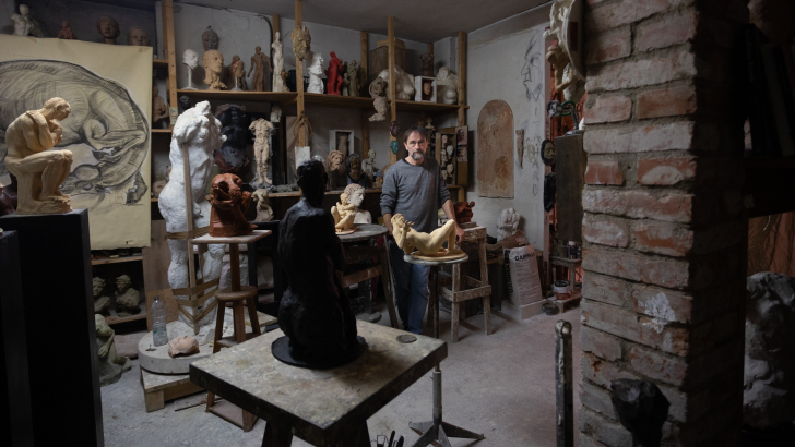 Lo scultore Ettore Greco nel suo atelier, a Padova. Foto: Massimo Pistore