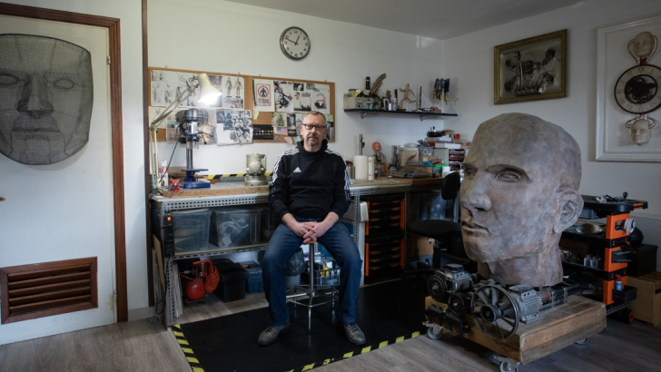 Franz Chi nel suo atelier. Foto di Massimo Pistore