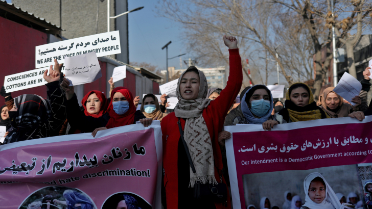 Donne afghane che protestano contro le restrizioni imposte loro dai talebani. Kabul, Dicembre, 2021. Foto: Ali Khara / Reuters
